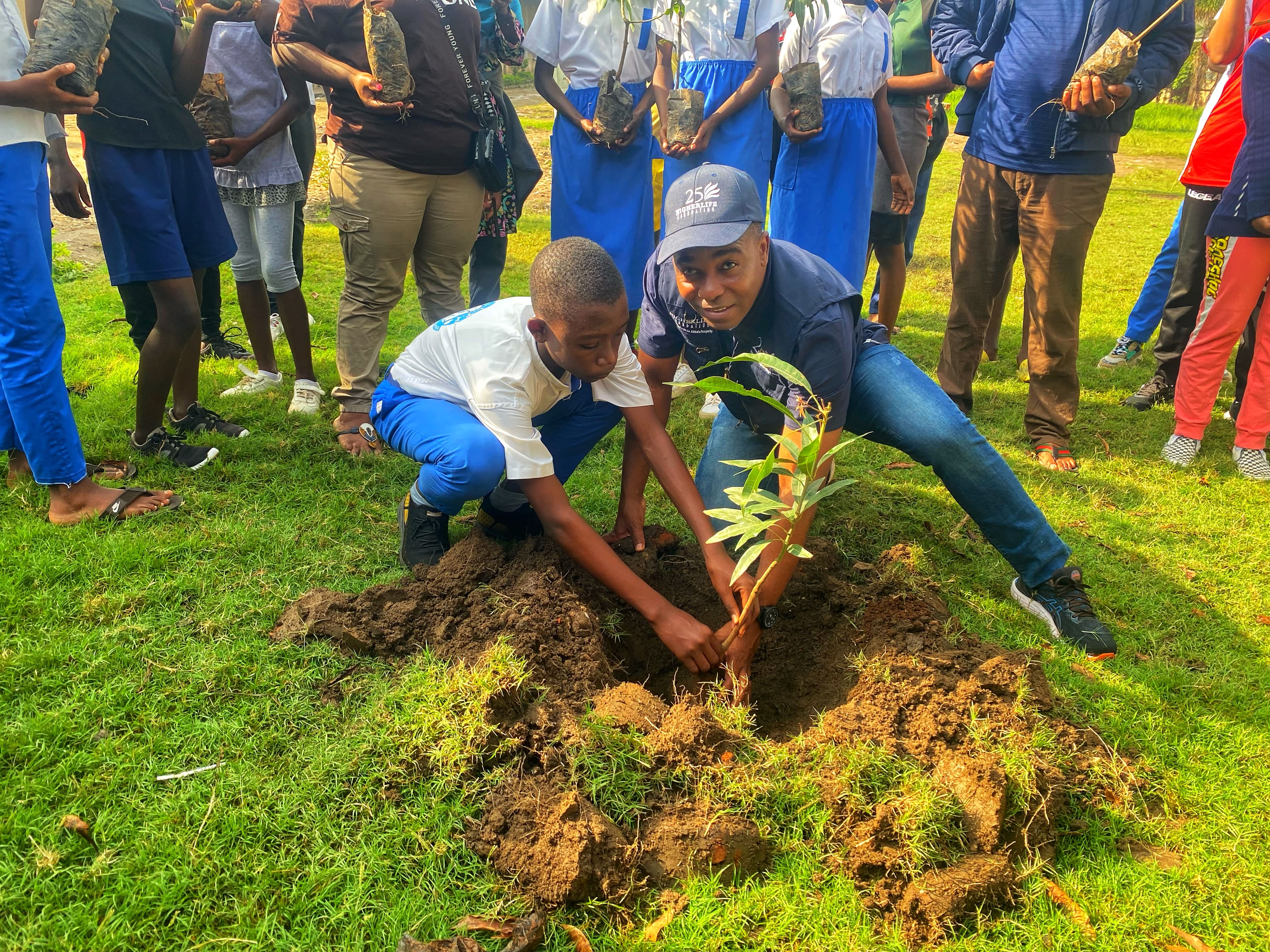 Dr Kennedy Mubayiwa dans les travaux communautaires